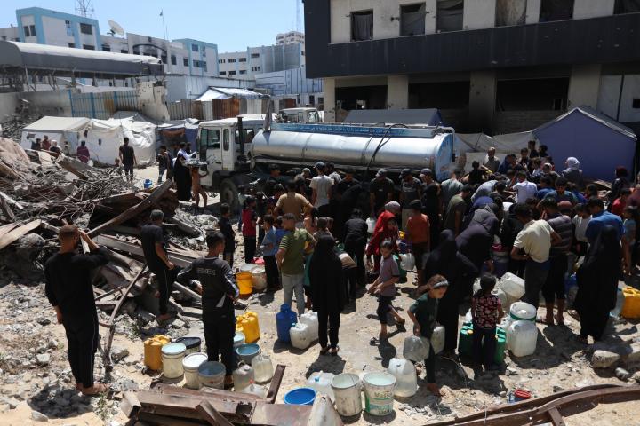 Un camión cisterna de MSF proporciona una fuente vital de agua potable en Gaza. A pesar de producir alrededor de 500.000 litros diarios, alcanza para que 80.000 personas reciban lo mínimo indispensable.