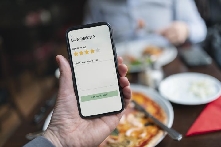 Un cliente, a punto de poner una reseña.