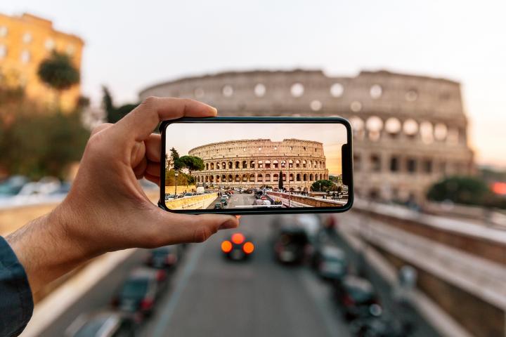 Un turista, haciendo una foto en Roma.