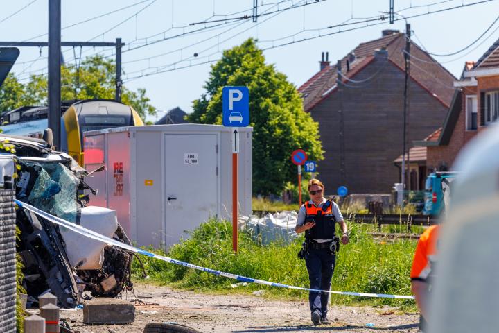 Accidente ferroviario en Buggenhout (Bélgica), tras colisionar un tren con un minibús de transporte escolar.