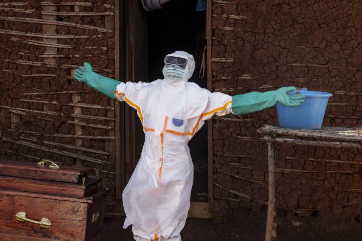 Personal sanitario durante el brote de ébola
