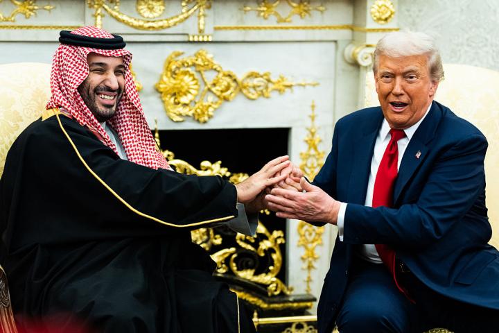 El presidente de EEUU, Donald Trump, y el príncipe heredero y primer ministro de Arabia, Mohammed bin Salman, unen sus manos en la Casa Blanca, 18 de noviembre de 2025.