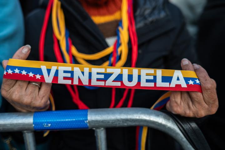 Una bandera de Venezuela en una protesta