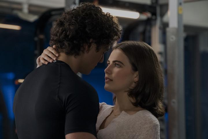 Garrett Graham y Hannah Wells, protagonistas de 'Off Campus'.