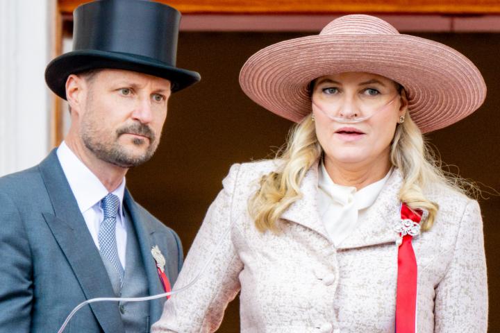 Haakon de Noruega y Mette-Marit de Noruega con un respirador en el balcón del palacio real de Oslo en el Día Nacional de Noruega 2026