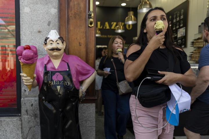 Una mujer comiendo un helado en Madrid