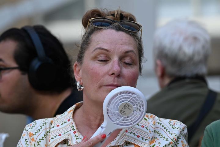 Una mujer pasando calor en Londres