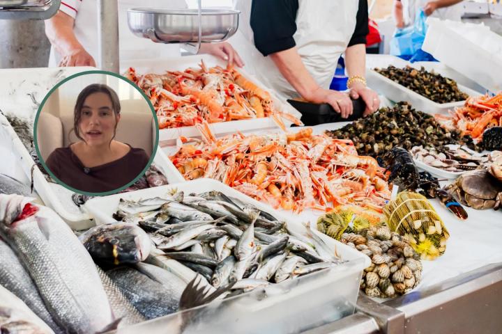 Mujeres pescaderas irreconocibles vendiendo pescados y mariscos variados en un puesto en el mercado local. Pescadería.