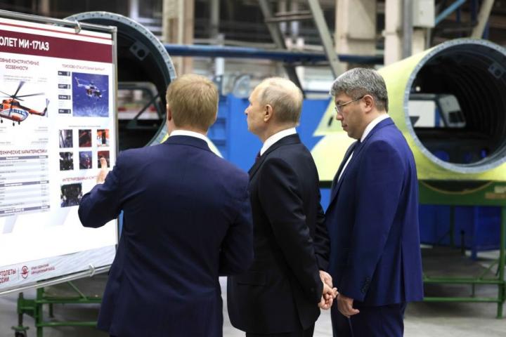 Putin, en una visita a las instalaciones de Rostec
