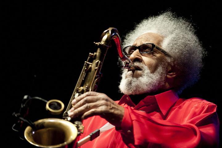 Sonny Rollins actúa en el escenario durante el Festival de Jazz de Barcelona, en L'Auditori, el 3 de noviembre de 2010.