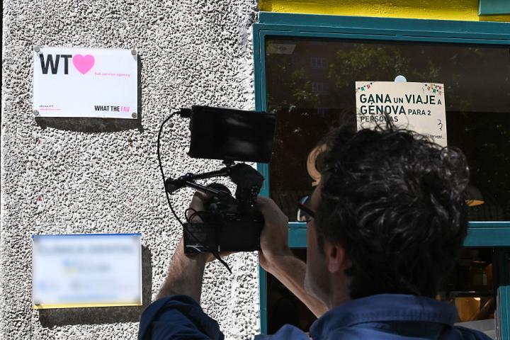 Un cámara graba la placa de la empresa de las hijas de Zapatero