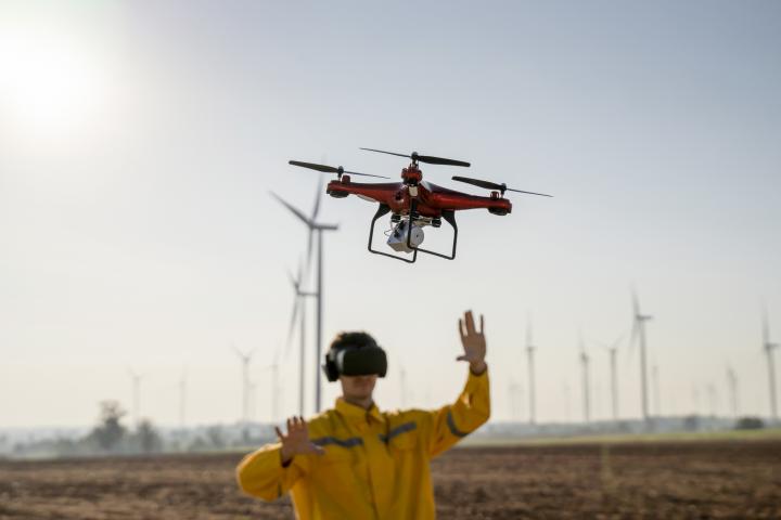 Un piloto controlando un dron, en una imagen de archivo