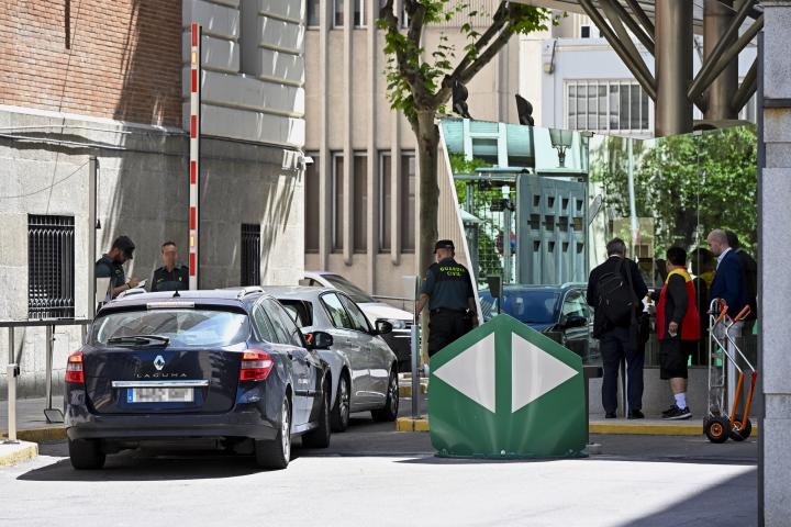 Agentes de la UCO acuden a la sede de la Dirección General de la Guardia Civil en Madrid para recabar información relacionada con el 'caso Leire'.