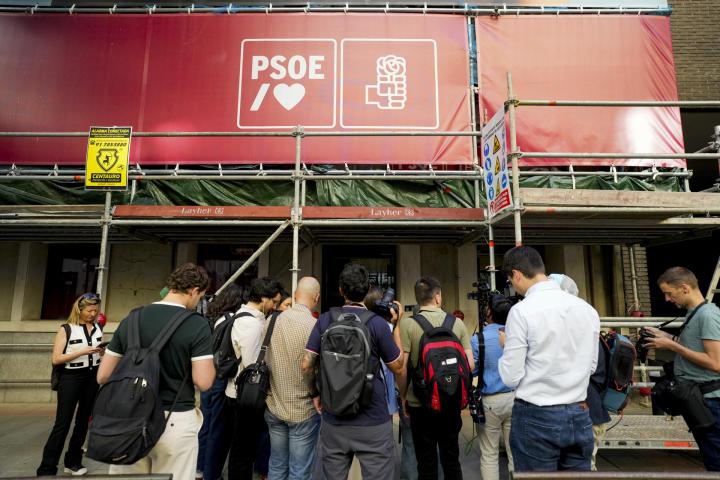 Agentes de la UCO se encuentran desde primera hora de este miércoles en la sede central del PSOE en la calle Ferraz.