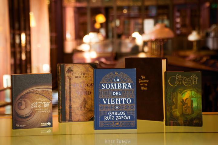 Algunas de las ediciones de 'La sombra del viento' publicadas en España.