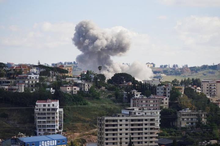 Columnas de humo se elevan desde el sur del Líbano tras los ataques israelíes, vistas desde Nabatieh, Líbano, 25 de mayo de 2026.
