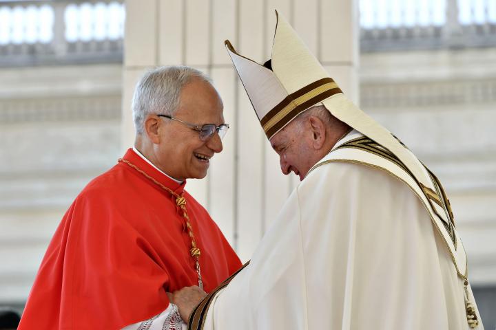 El papa Francisco y León XIV.