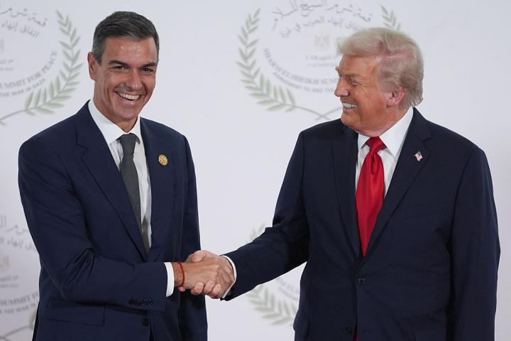 SHARM EL-SHEIKH, EGYPT - OCTOBER 13: President Donald Trump greets Spain's Prime Minister Pedro Sanchez during a world leaders' summit on ending the Gaza war on October 13, 2025 in Sharm El-Sheikh, Egypt. President Trump is in Egypt to meet with European and Middle Eastern leaders in what’s being billed as an international peace summit, following the start of a US-brokered ceasefire deal to end the war in the Gaza Strip. (Photo by Evan Vucci - PoolEl presidente de EEUU, Donald Trump, y el de España, Pedro Sánchez, se dan la mano en la cumbre para el fin de la guerra entre Israel y Hamás, 13 de octubre de 2025 en Sharm El Sheikh (Egipto). / Getty Images)