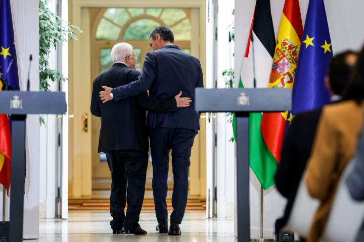 El presidente del Gobierno de España, Pedro Sánchez, y su homólogo palestino, Mahmoud Abbas, abandonan abrazados la sala de prensa de La Moncloa el 19 de septiembre de 2024.
