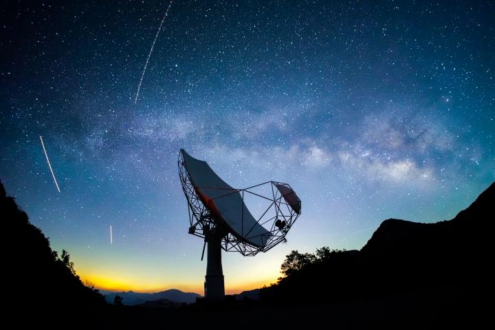 Estrellas brillantes resplandecen sobre el radiotelescopio de la Estación del Observatorio de Longma el 10 de mayo de 2026 en el condado de Jinzhai, ciudad de Lu'an, provincia de Anhui, China.