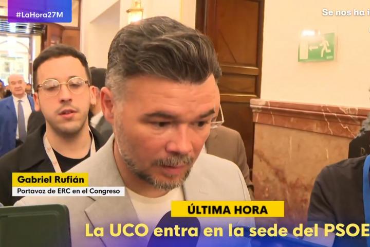 Gabriel Rufián, con cara seria, en los pasillos del Congreso
