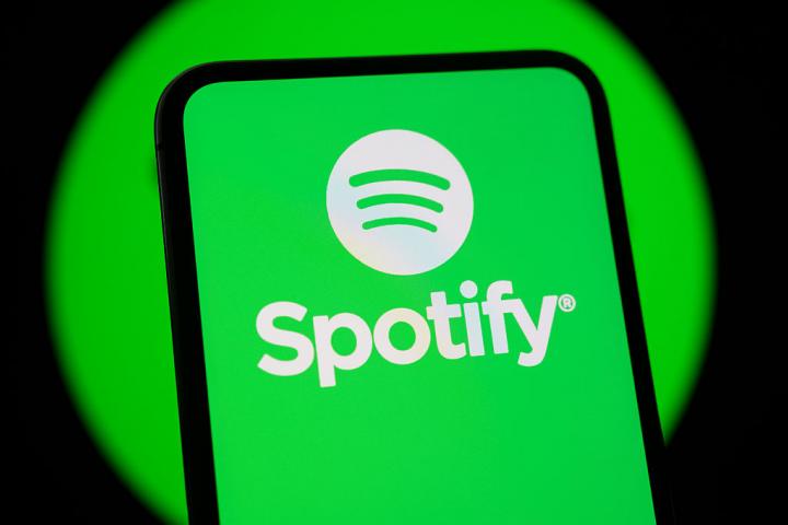 Imagen de archivo del logo de Spotify en un móvil.