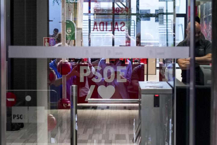 Plano detalle de las puertas de entrada de la sede del PSOE en Ferraz.