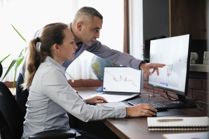 Compañeros de trabajo en una oficina
