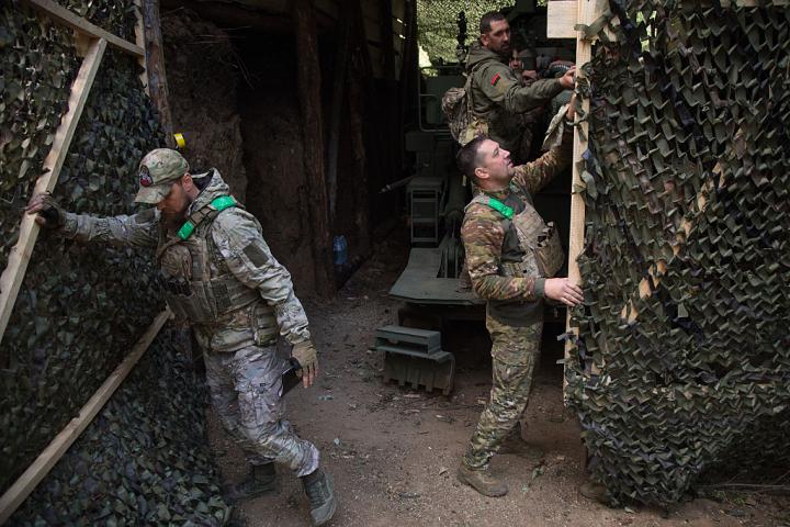 Militares ucranianos acondicionan un refugio cerca del frente en Pokrovsk