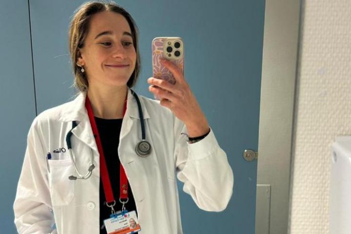 Olivia Fresneda, ataviada con la bata de medicina.