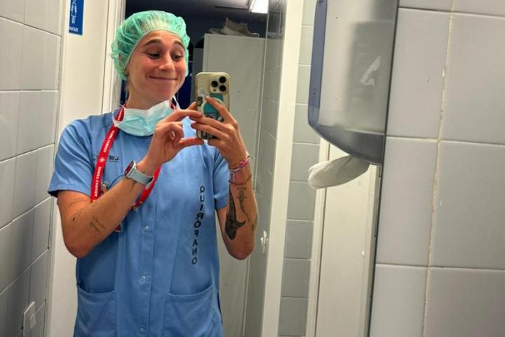 Olivia Fresneda en unas prácticas de su carrera de Medicina.