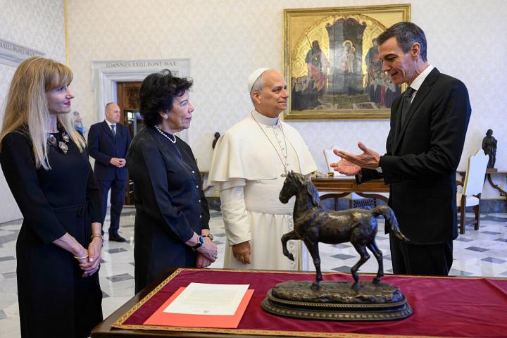 Pedro Sánchez, con su esposa e Isabel Celaá, embajadora de España, con el papa en El Vaticano