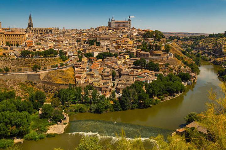 alt="alt="Scenic view of Toledo, Spain - the Imperial City, with the Tagus River, Cathedral and Alcazar""
