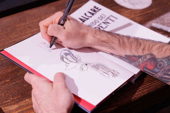 Zerocalcare, en pleno proceso de creación de una viñeta