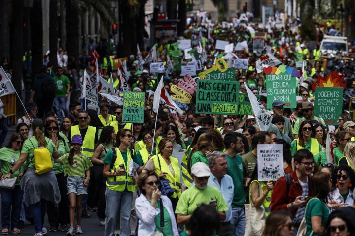 Docentes de educación pública no universitaria durante una manifestación, el 11 de mayo de 2026 en Valencia, España.