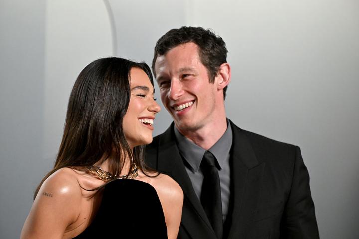Dua Lipa y Callum Turner en la fiesta de 'Vanity Fair' posterior a los Oscar 2026.
