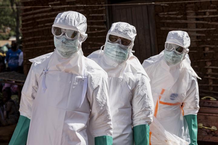 Personal sanitario durante un brote de ébola