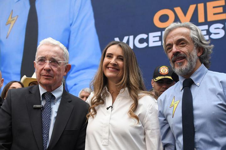 El expresidente colombiano Álvaro Uribe; la candidata de su partido, Paloma Valencia, y su compañero de fórmula, Juan Daniel Oviedo, el 13 de marzo de 2026, en Bogotá.