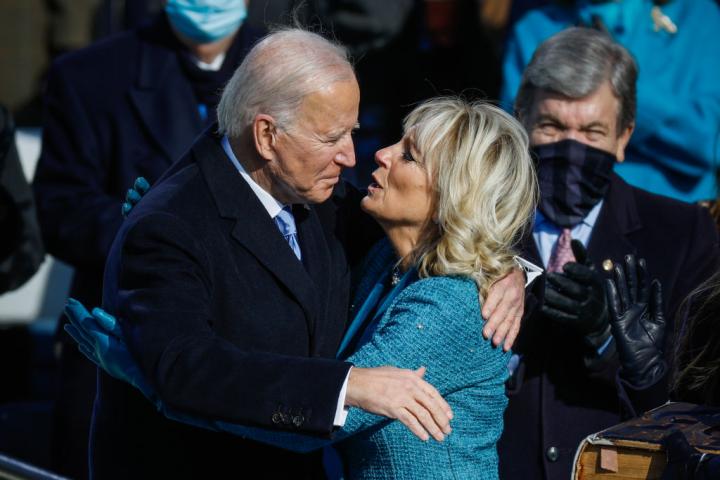 El presidente de EEUU, Joe Biden, abraza a su esposa, Jill, momentos después de jurar el cargo durante su investidura, 20 de enero de 2021, en Washington.
