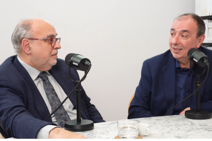 Esteban Hernández, analista político, junto a Enric Juliana.