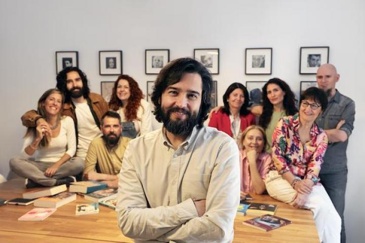Juan Jacinto Muñoz-Rengel, junto a sus alumnos de la Escuela de Imaginadores.