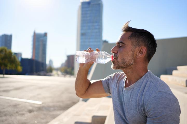 Un hombre bebiendo agua