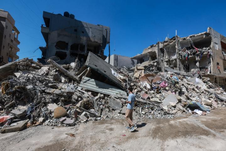 Un libanés camina entre los escombros de los edificios destruidos por bombardeos israelíes en Tiro, ciudad Patrimonio de la Humanidad.