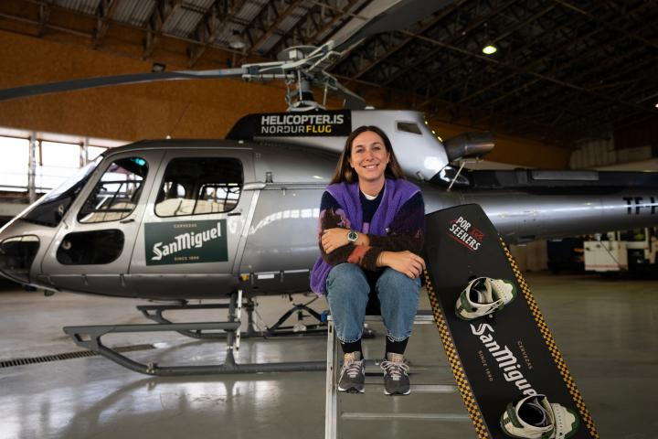 Cris Lazarraga, con el helicóptero y la tabla con los que realizó el reto.