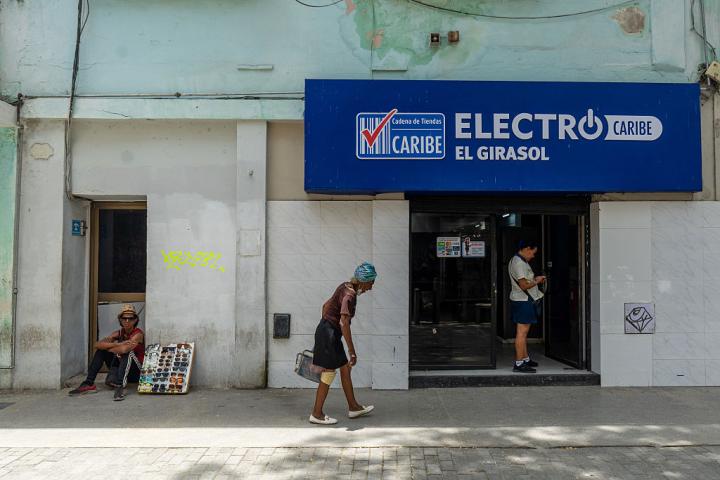 Dos personas, en un comercio sin apenas actividad en La Habana