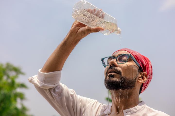 Un hombre pasa calor en la calle