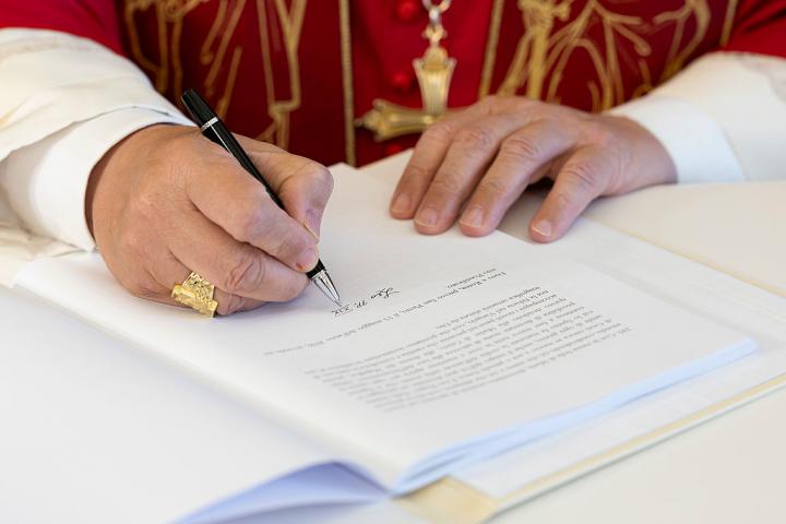El papa León XIV firma su encíclica 'Magnifica Humanitas'