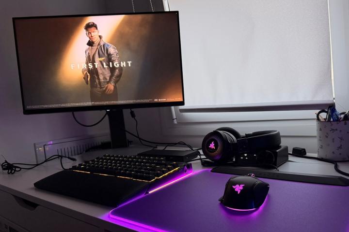 El 'set-up' con accesorios de la marca Razer para poder disfrutar de una experiencia inmersiva con el nuevo '007 First Light'.