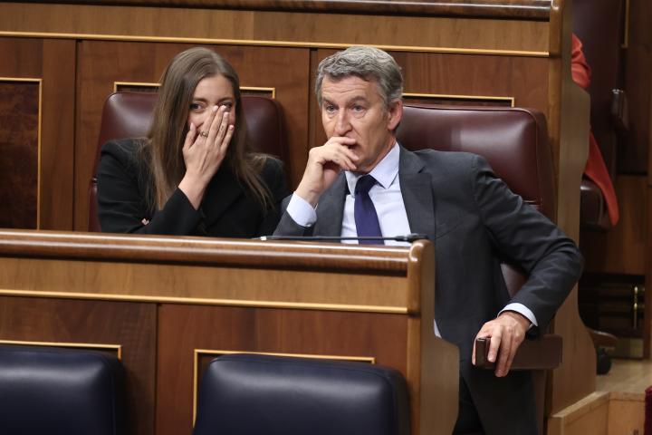 Imagen de archivo de la portavoz parlamentaria del PP, Ester Muñoz, y el líder popular, Núñez Feijóo; en el Congreso.