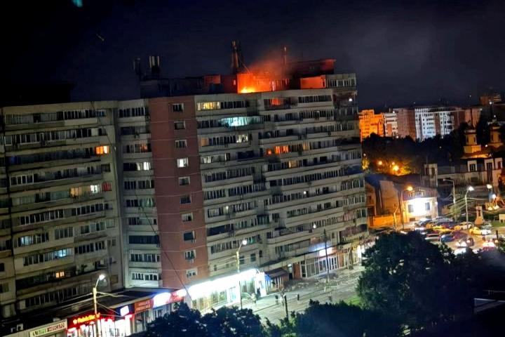 Incendio en el tejado de un edificio de apartamentos de 10 plantas, tras estrellarse un dron ruso, en Galati (Rumania), el 29 de mayo de 2026.